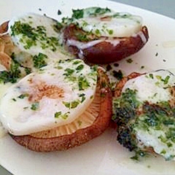 簡単おつまみ しいたけの長芋のせピザ レシピ 作り方 By もっちのあしあと 楽天レシピ